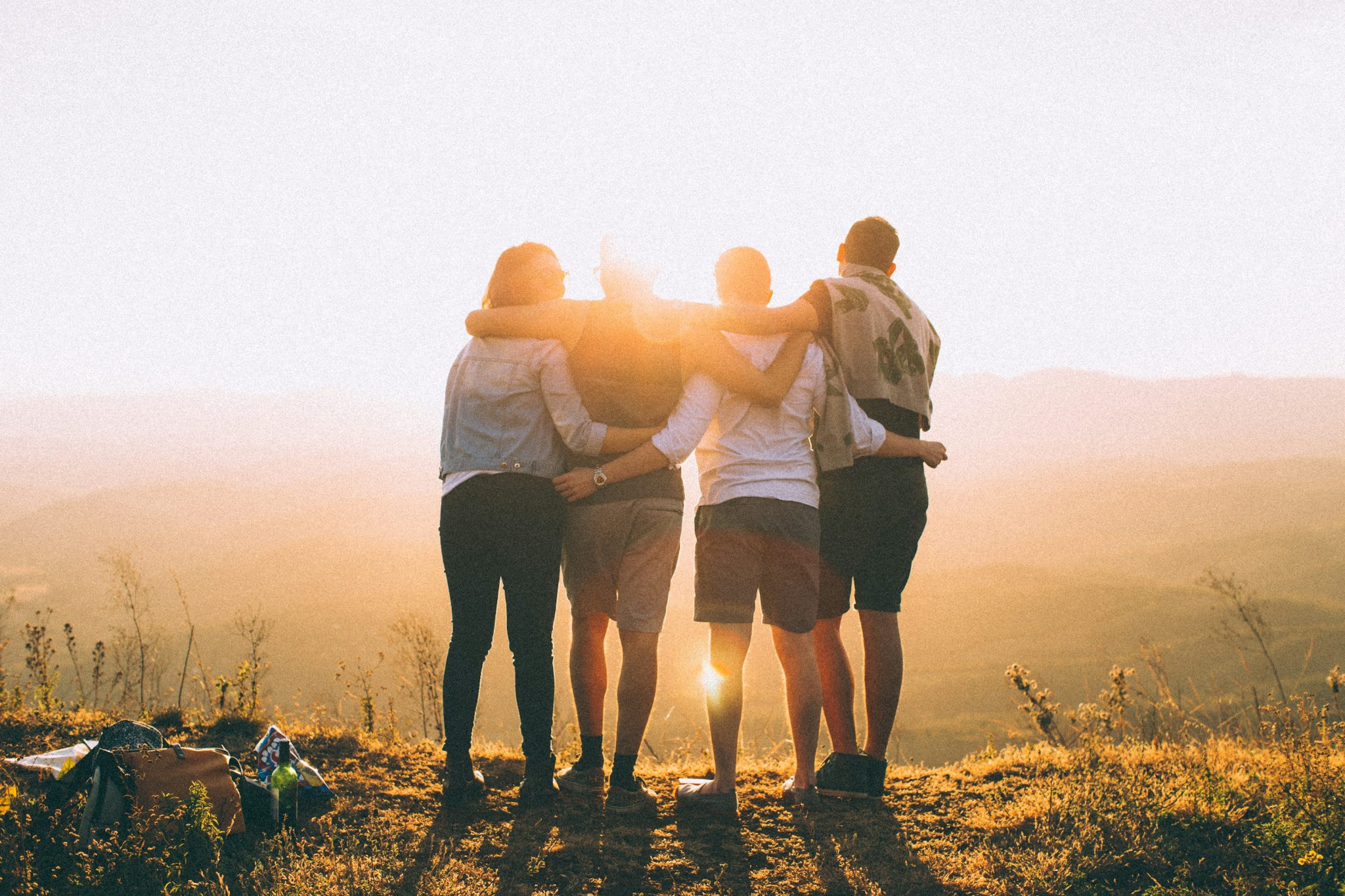 Pessoas unidas ao pôr do sol